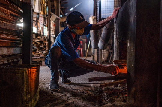 Intip Cara Tradisional Pembuatan Kopi Antong di Malaysia