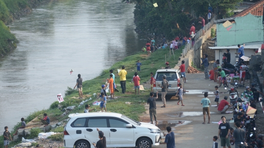 Ramainya Warga Bermain Layang-Layang di Pinggir Kali Ciliwung