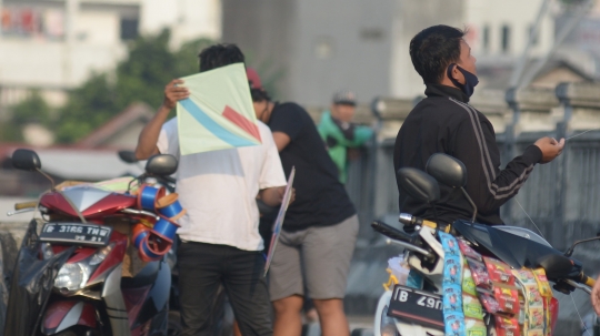 Ramainya Warga Bermain Layang-Layang di Pinggir Kali Ciliwung