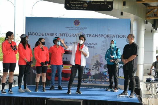 Menhub Budi Karya Jajal Integrasi Antar Moda Transportasi, Naik KRL hingga Bersepeda