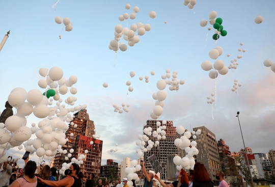 Peringati Peristiwa Ledakan, Warga Terbangkan Balon di Pelabuhan Beirut