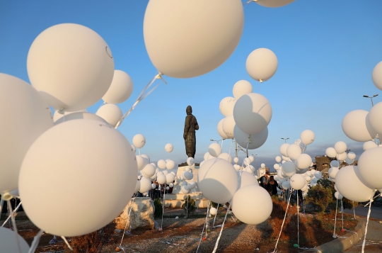 Peringati Peristiwa Ledakan, Warga Terbangkan Balon di Pelabuhan Beirut