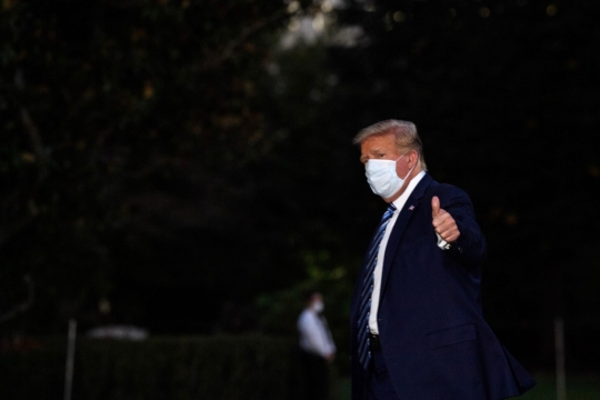 Gaya Trump Lepas Masker dan Angkat Jempol Sepulang Jalani Perawatan Covid-19