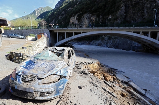 Dahsyatnya Banjir Bandang Prancis, Mobil-Mobil Bertumpuk dan Terdampar di Sungai