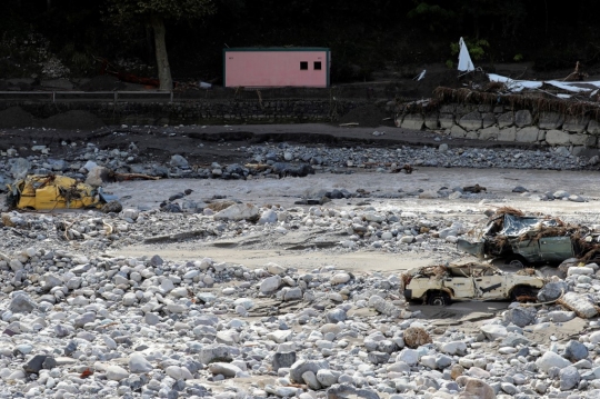 Dahsyatnya Banjir Bandang Prancis, Mobil-Mobil Bertumpuk dan Terdampar di Sungai