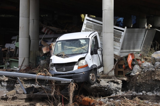 Dahsyatnya Banjir Bandang Prancis, Mobil-Mobil Bertumpuk dan Terdampar di Sungai