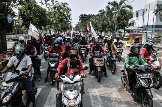 Aksi Ratusan Buruh Jakarta Tolak Omnibus Law Cipta Kerja