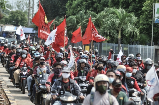 Aksi Ratusan Buruh Jakarta Tolak Omnibus Law Cipta Kerja