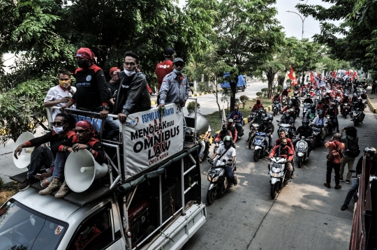 Aksi Ratusan Buruh Jakarta Tolak Omnibus Law Cipta Kerja