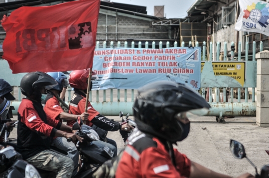 Aksi Ratusan Buruh Jakarta Tolak Omnibus Law Cipta Kerja