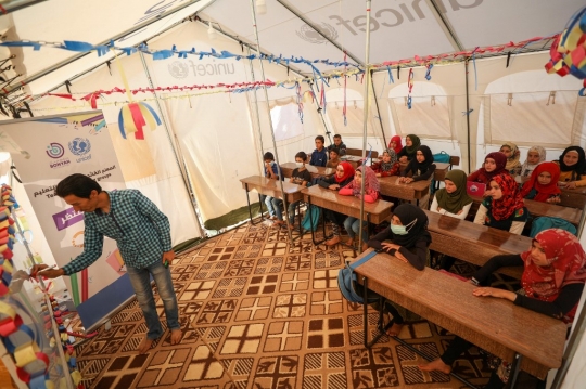 Potret Semangat Anak-Anak Suriah Menuntut Ilmu di Tenda Pengungsian