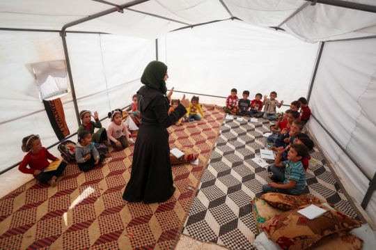 Potret Semangat Anak-Anak Suriah Menuntut Ilmu di Tenda Pengungsian