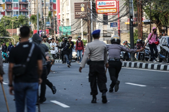 Bentrokan Massa Aksi Tolak Omnibus Law dan Polisi Pecah di Pejompongan