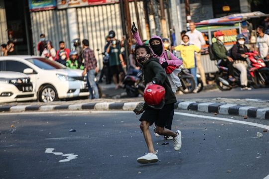 Bentrokan Massa Aksi Tolak Omnibus Law dan Polisi Pecah di Pejompongan