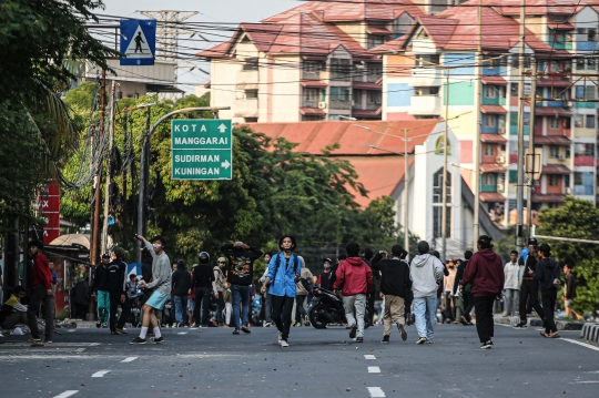 Bentrokan Massa Aksi Tolak Omnibus Law dan Polisi Pecah di Pejompongan