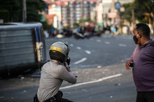 Bentrokan Massa Aksi Tolak Omnibus Law dan Polisi Pecah di Pejompongan