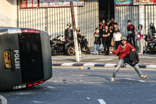 Bentrokan Massa Aksi Tolak Omnibus Law dan Polisi Pecah di Pejompongan
