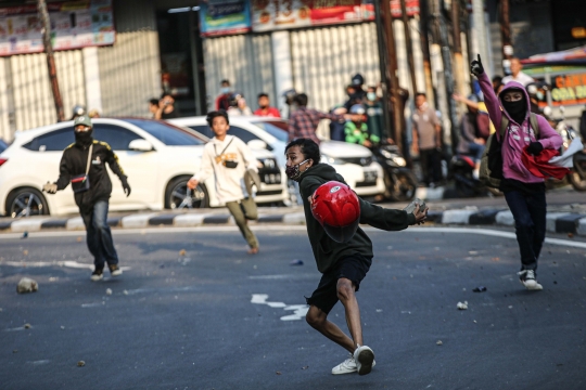 Bentrokan Massa Aksi Tolak Omnibus Law dan Polisi Pecah di Pejompongan