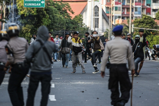 Bentrokan Massa Aksi Tolak Omnibus Law dan Polisi Pecah di Pejompongan