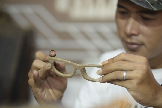 Menengok Pembuatan Kacamata dari Limbah Kayu