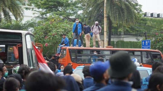 Ribuan Demonstran Tolak Omnibus Law Berkumpul di Tugu Proklamasi
