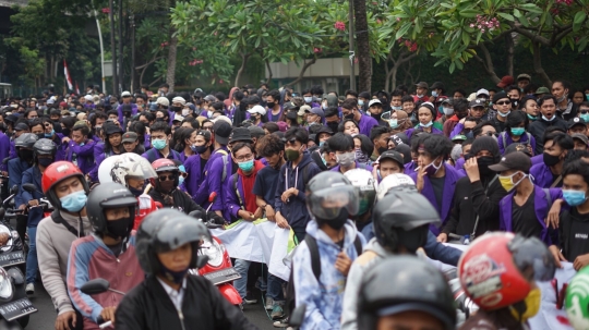 Ribuan Demonstran Tolak Omnibus Law Berkumpul di Tugu Proklamasi