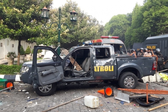 Deretan Mobil Polisi Hancur Akibat Ricuh di DPRD Yogyakarta