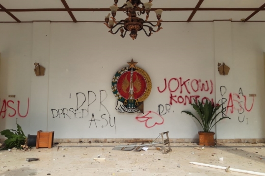 Deretan Mobil Polisi Hancur Akibat Ricuh di DPRD Yogyakarta