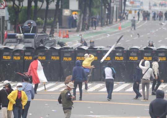 Massa Bentrok dengan Polisi di Thamrin