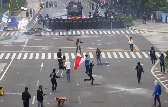 Massa Bentrok dengan Polisi di Thamrin