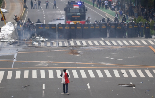 Massa Bentrok dengan Polisi di Thamrin