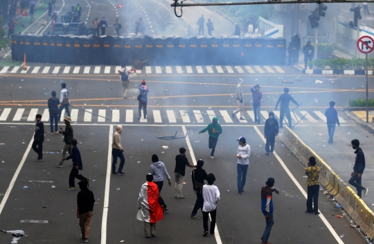 Massa Bentrok dengan Polisi di Thamrin