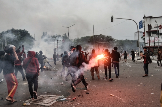 Bentrokan Massa Tolak Omnibus Law dengan Polisi Berlanjut Hingga Malam