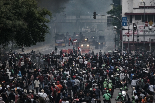 Bentrokan Massa Tolak Omnibus Law dengan Polisi Berlanjut Hingga Malam