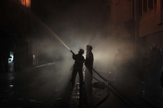 Kebakaran Gedung Bisokop dan Pertokoan Senen Imbas Bentrokan Massa VS Polisi