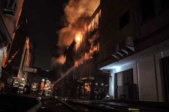 Kebakaran Gedung Bisokop dan Pertokoan Senen Imbas Bentrokan Massa VS Polisi