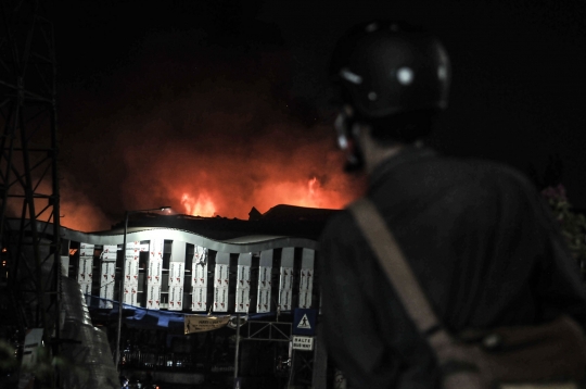 Kebakaran Gedung Bisokop dan Pertokoan Senen Imbas Bentrokan Massa VS Polisi