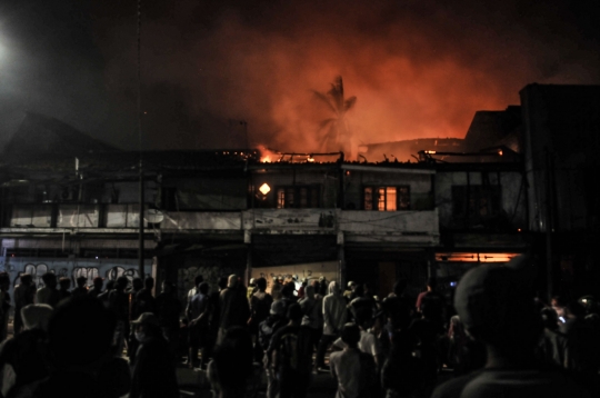 Kebakaran Gedung Bisokop dan Pertokoan Senen Imbas Bentrokan Massa VS Polisi