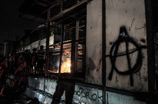 Kebakaran Gedung Bisokop dan Pertokoan Senen Imbas Bentrokan Massa VS Polisi