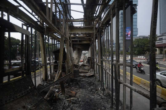 Kondisi Halte Transjakarta yang Hangus Dibakar Massa Saat Demo Kemarin