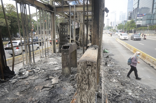 Kondisi Halte Transjakarta yang Hangus Dibakar Massa Saat Demo Kemarin
