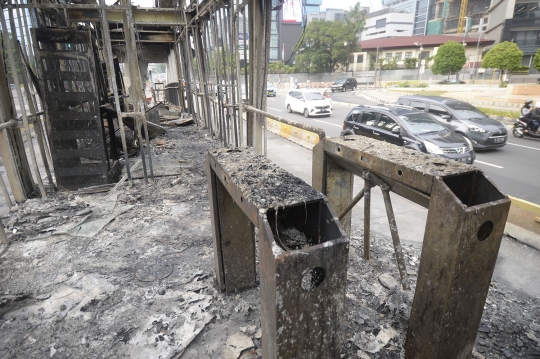 Kondisi Halte Transjakarta yang Hangus Dibakar Massa Saat Demo Kemarin