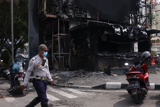 Sisa-Sisa Pos Polisi yang Dibakar Massa di Harmoni