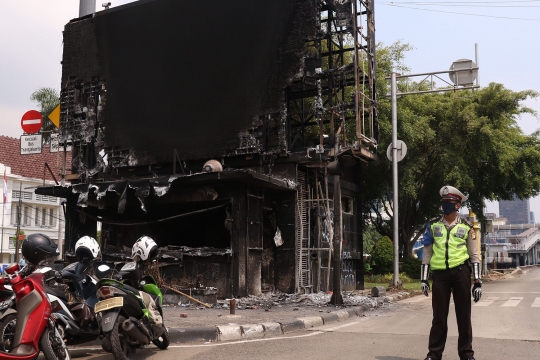 Sisa-Sisa Pos Polisi yang Dibakar Massa di Harmoni