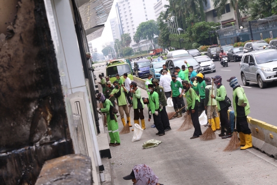 Petugas Bersihkan Sisa Kerusakan Halte Transjakarta