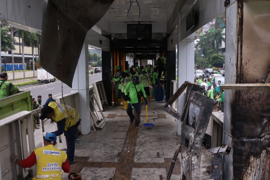 Petugas Bersihkan Sisa Kerusakan Halte Transjakarta