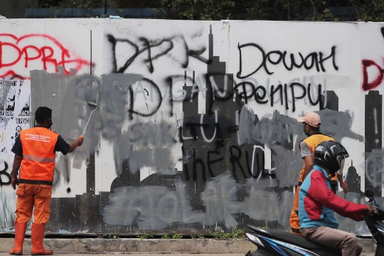 Petugas PPSU dan Satpel DLH Bersihkan Coretan Dinding Sisa Unjuk Rasa