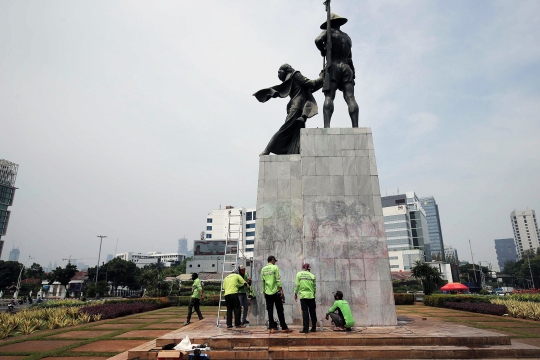 Petugas PPSU dan Satpel DLH Bersihkan Coretan Dinding Sisa Unjuk Rasa