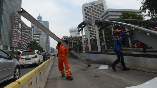 Bersih-Bersih Sisa Kericuhan Demo di Halte Transjakarta Tosari