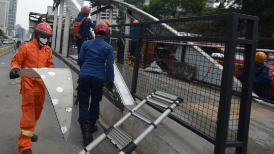 Bersih-Bersih Sisa Kericuhan Demo di Halte Transjakarta Tosari